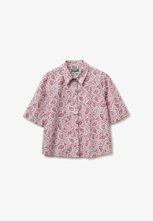 Korte mouwen, overhemd met knopen en een roze paisley-patroon op een lichte achtergrond, voorzien van een spitse kraag en knopen aan de voorkant.