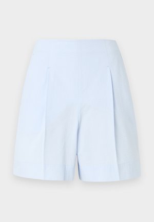Lyseblå teksturerede stofshorts med høj talje, for- læg og brede kanter mod en ensfarvet baggrund.