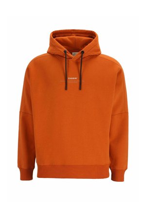 Sudadera naranja hecha de material suave, con capucha ajustable, mangas anchas y puños acanalados. Presenta un pequeño logo en la parte delantera.
