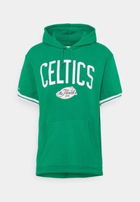 Felpa corta verde con maniche a sbuffo, con testo "CELTICS" e logo "The Finals 2008", dotata di un bordo a strisce bianche sulle maniche e tasca frontale.
