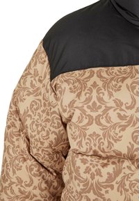 Puffjakke med et brunt damaskmønster og en ensfarget svart overdel, med quiltet tekstur og høyt krage-design.