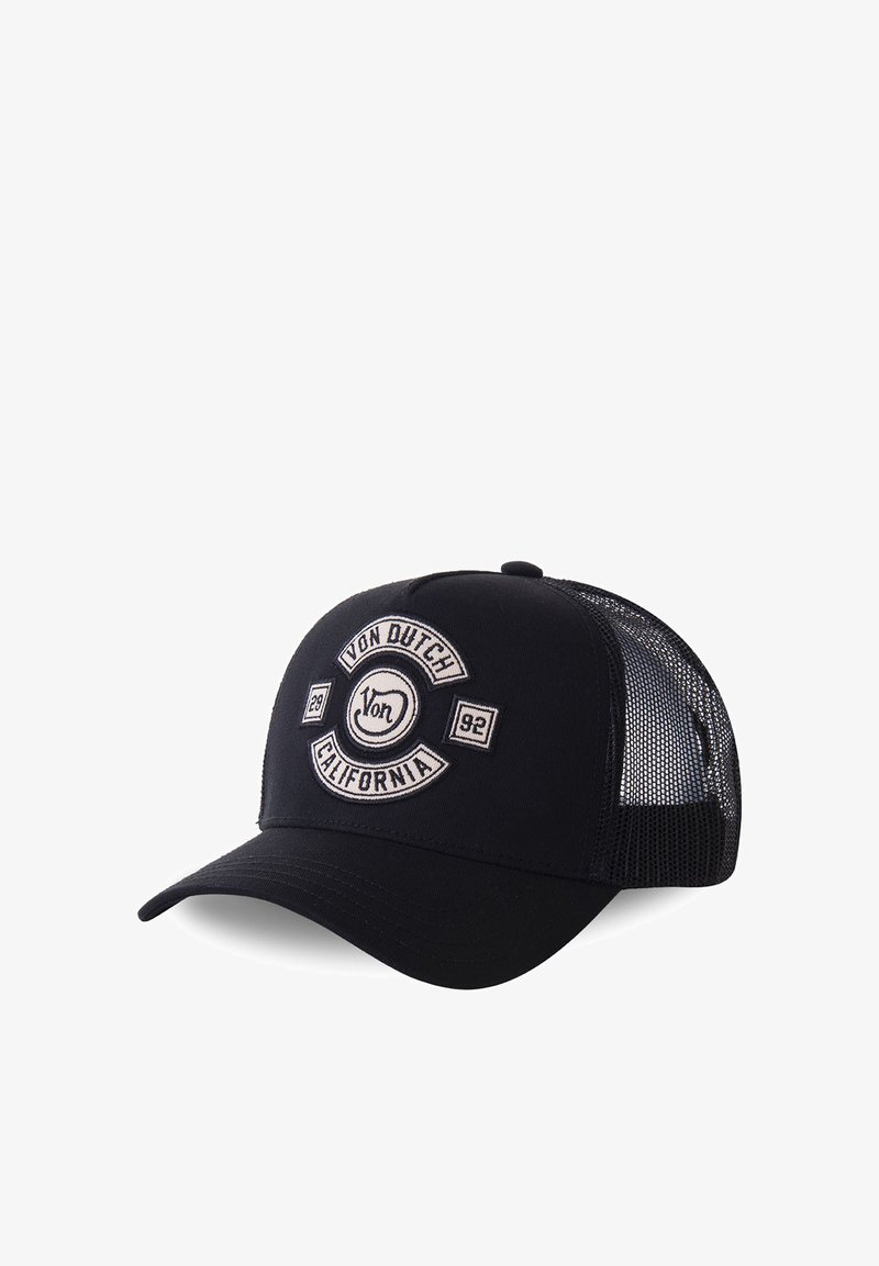 Juodas kepurė su apvaliu kraštu, turinti tinklelinę nugarėlę. Išsiuvinėtas kremas logotipas, apvalus dizainas su tekstu "VON DUTCH KALIFORNIJA."