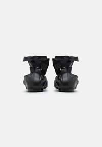 AllSaints ALIA  - Baleríny s páskem - black