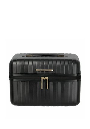 Estuche de maquillaje rígido negro con ranuras horizontales, cierre de doble cremallera, asa superior y una pequeña etiqueta dorada de la marca.