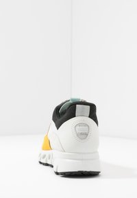 ECCO-sneaker med svart mesh och vita läderdetaljer, livfulla oranga accenter och en texturerad sula med en GORE-TEX-tag.