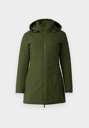 Giacca isolante verde oliva con zip frontale, colletto alto e cappuccio regolabile. Presenta due tasche laterali e una texture liscia.