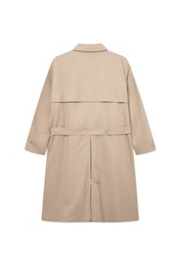 Gabardina beige con cuello, mangas largas, cintura ceñida con cinturón y diseño de doble botonadura. Textura suave, corte a media longitud y detalles mínimos.