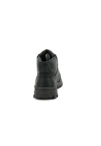 Zapato de senderismo negro con parte superior sintética texturizada, cuello acolchado y suela de goma. Presenta un talón reforzado y una construcción robusta.
