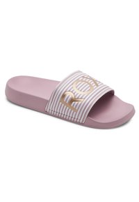 Rosa sklisandal med en bred stripete rem med gullbokstaver. Mykt materiale, flat såle og en glatt tekstur. Uformell design.