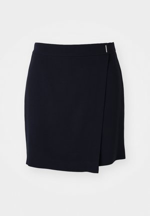 Jūras spēku mini svārki no gludas auduma ar sānu šķēlumu un nelielu metāla akcentu jostasvietā. Vienkāršs, minimālistisks dizains.