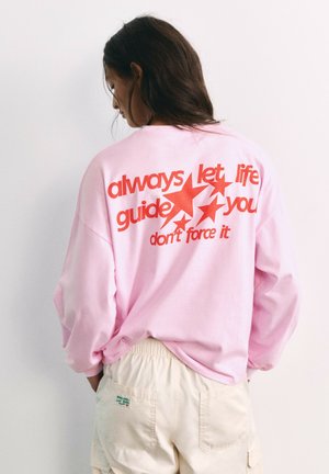 PULL&BEAR, OVERSIZE STAR GRAPHIC WITH SLOGAN - T-SHIRT - T-shirt à manches longues - pink