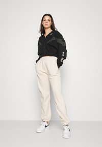 Nike Sportswear W NSW ESSNTL PANT FLC TREND - Calças de fato de treino - pearl white/white