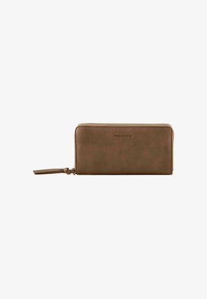 Portefeuille en cuir marron avec une texture lisse, fermeture éclair et logo de marque en relief, de forme rectangulaire mince et avec une lanière.