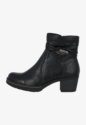 Czarne botki do kostki wykonane z teksturowanej skóry ekologicznej, z marszczeniem na górze, metalowymi akcentami i doskonałą, warstwowaną podeszwą.