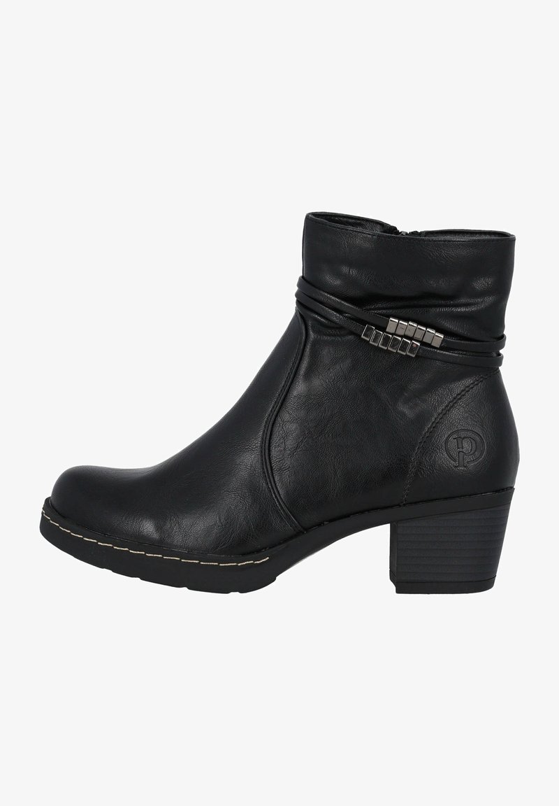 Botín negro de tobillo hecho de cuero sintético texturizado, con un detalle fruncido en la parte superior, acentos metálicos y un tacón apilado.