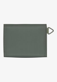 Billetera de nylon verde con forma rectangular, que presenta costuras en contraste y un lazo metálico triangular en un lado para su sujeción.