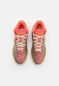 Sneakers med en tekstureret, iridiserende overflade i nuancer af pink og grøn. Har koralfarvet indvendig foring, beige såler og hvide snørebånd.