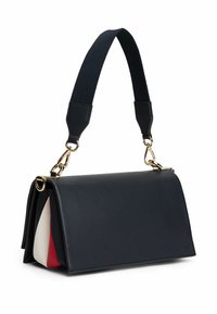 Sac à main en cuir noir avec une finition texturée, doté d'un accent tricolore en rouge, blanc et noir. Quincaillerie dorée et bandoulière réglable.