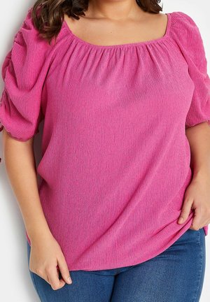 Top rosa a maniche corte con scollatura quadrata, tessuto strutturato con un sottile motivo a righe e maniche a palloncino arricciate.