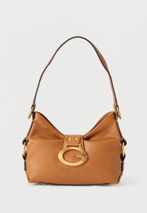 Borsa a tracolla in pelle marrone con texture, dotata di una singola tracolla e una grande fibbia ovale dorata con il logo Guess sulla parte anteriore.
