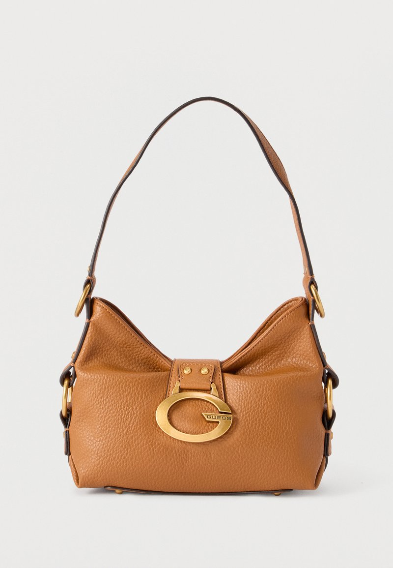 Καφέ δερμάτινη τσάντα ώμου με υφή, με έναν ενιαίο ιμάντα και μεγάλο οβάλ χρυσό αγκράφα που φέρει το λογότυπο Guess στο μπροστινό μέρος.