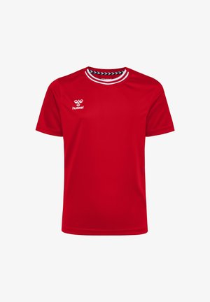 Rød atletisk T-shirt lavet af glat stof. Har en rund hals med sort og hvid stribede detaljer og et lille logo på venstre bryst.
