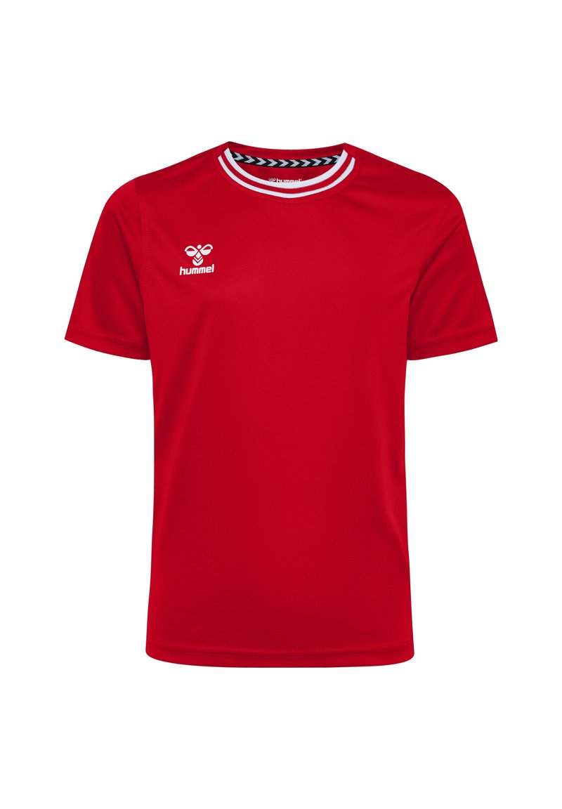 Czerwona koszulka sportowa wykonana z gładkiego materiału. Posiada okrągły dekolt z czarno-białymi paskami i małe logo na lewej piersi.