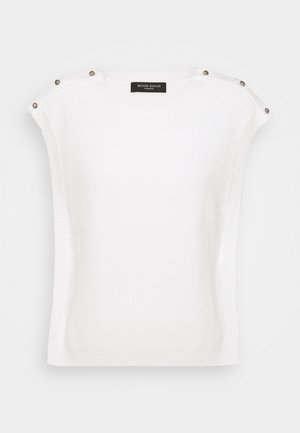 Haut tricoté blanc sans manches avec encolure bateau et six boutons décoratifs argentés sur les coutures des épaules, étiquette de marque à l'intérieur du col.