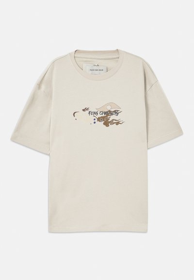 Beige īsām piedurknēm T-krekls, izgatavots no kokvilnas, ar grafisku dizainu, kurā redzami mākoņi un acs, uz kura ir stilizēts uzraksts "FENG CHEN WANG".