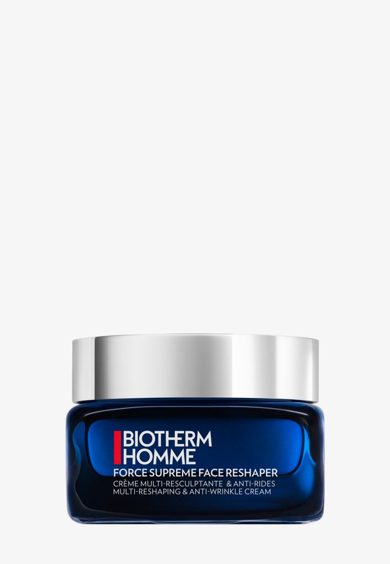 Niebieski szklany słoik z srebrną pokrywką, oznaczony etykietą "Biotherm Homme Force Supreme Face Reshaper." Tekst podkreśla właściwości przeciwzmarszczkowe i modelujące.