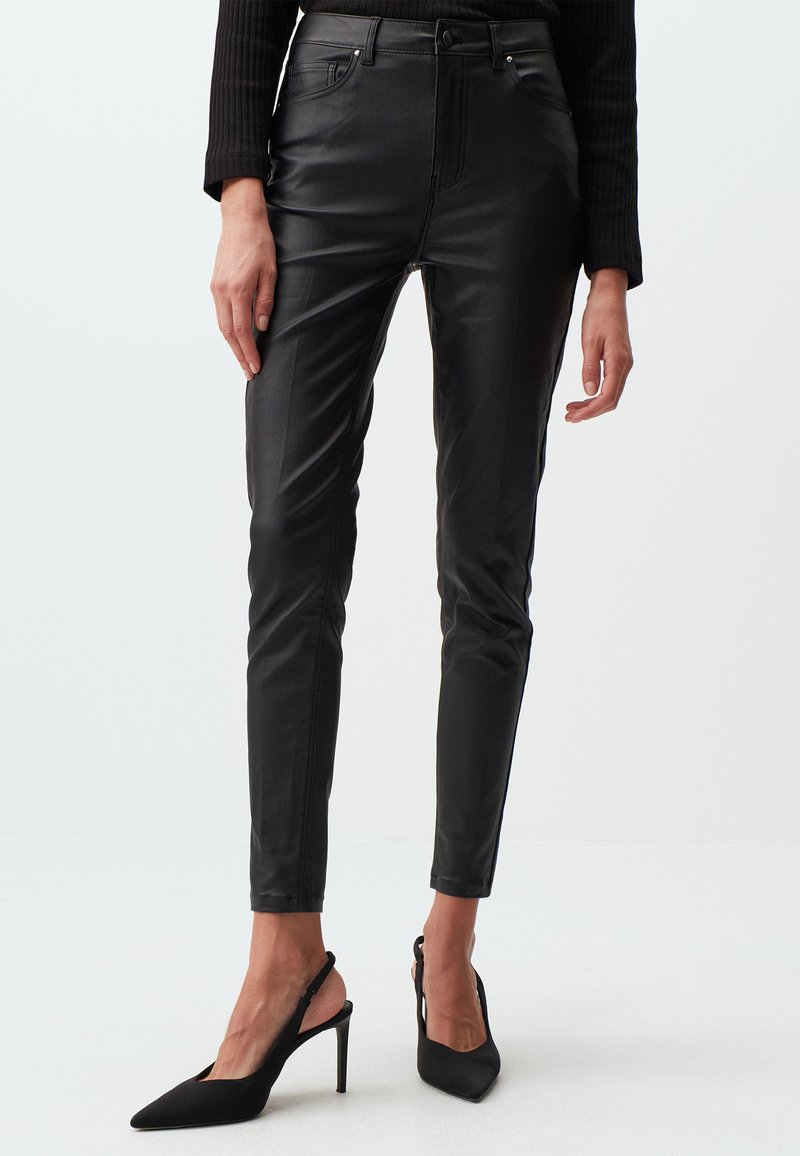 Pantaloni neri in ecopelle con vestibilità slim, vita alta, passanti per cintura e tasche frontali. Texture liscia e dettagli cuciti.