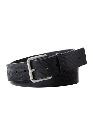 Sort tekstureret læderbælte med sølvfarvet metalspænde og indgraveret Calvin Klein-logo, sammenrullet på en hvid baggrund.