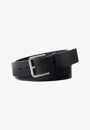 Sort tekstureret læderbælte med sølvfarvet metalspænde og indgraveret Calvin Klein-logo, sammenrullet på en hvid baggrund.