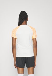 Nike Performance Sportovní tričko - off-white