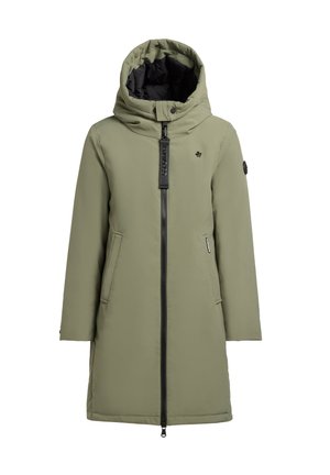 Parka con capucha de color verde oliva, con cierre de cremallera negro, dos bolsillos frontales y un acento de logo en el pecho. Textura exterior suave.