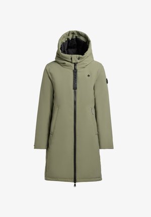 Olivově zelená parka s kapucí, černým zipem, dvěma předními kapsami a logem na prsou. Hladký vnější povrch.