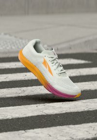 Unselected, white/orange