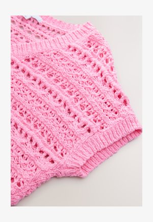 Rózsaszín kötött felső áttört horgolt mintával, bordázott alsó szegéllyel és széles nyakkivágással. Puha textúrájú, könnyű és légáteresztő érzéssel.