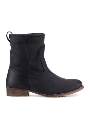 Bota de cuero negra hasta la mitad de la pantorrilla con punta redonda, lengüeta en la parte trasera, detalles de costura y tacón bajo de madera marrón apilada.