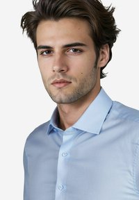 Lichtblauw button-up shirt van gladde stof met een puntige kraag en twee knopen zichtbaar aan de voorkant. Strakke, op maat gemaakte uitstraling.