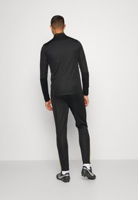 Nike Performance M NK DRY ACD21 TRK SUIT K - Fato de treino - black/laser orange