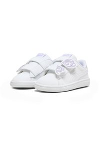 Baskets blanches avec des bandes velcro, un matériau supérieur lisse, un bout arrondi, des accents de logo violets et une semelle en caoutchouc blanc texturé.