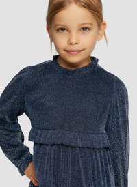 Robe bleu marine en tissu texturé et scintillant. Les manches longues, le col froncé et les détails à la taille améliorent le design.