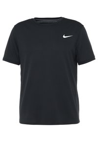 Camiseta negra de manga corta hecha de tejido ligero. Presenta un pequeño logotipo blanco de Nike en el pecho y un cuello redondo.