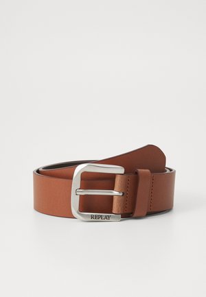Cintura in pelle marrone con una fibbia argentata di forma rettangolare. Il nome del marchio "REPLAY" è impresso sulla fibbia. Texture liscia.
