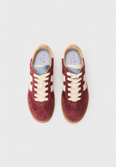 Sneakers in suede bordeaux con strisce e lacci crema, con punta arrotondata e suola in gomma. Fodera azzurro chiaro visibile all'interno.