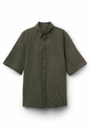 Olivově zelená košile s krátkým rukávem, límcem, texturovanou látkou a sedmi knoflíky vpředu.
