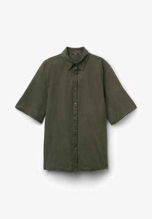 Olivově zelená košile s krátkým rukávem, límcem, texturovanou látkou a sedmi knoflíky vpředu.