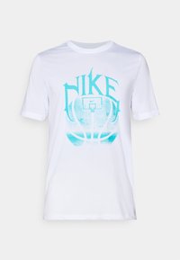 Hvid T-shirt med korte ærmer lavet af blødt stof, med et turkist Nike-logo og en basketball grafik trykt på forsiden.