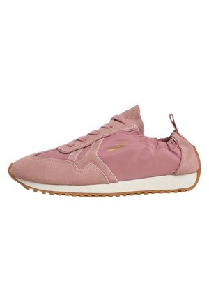 Pink lavt sportsko med ruskind og stofpaneler, hvid mellemsål, gummiydersål, snørebånd foran og trækflig bagpå.